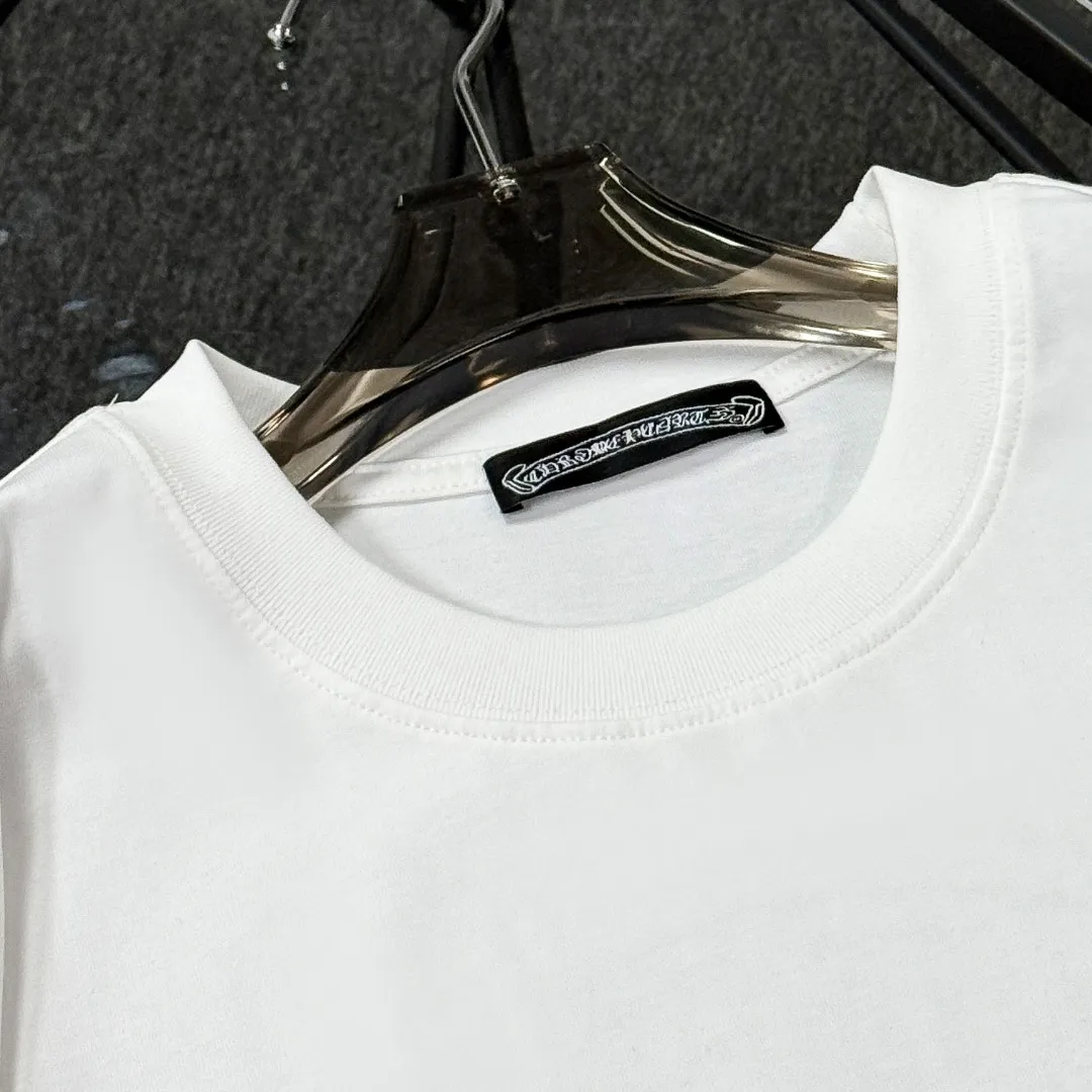 P190 Chrome Hearts 25 high-end versions. The fabric is made of 300 grams of high-density pure cotton. It does not deform or shrink. It has three labels. It is the same style for men and women. Technology: imported hot diamond. Color: white, black, dark green. SIZE: S-XL